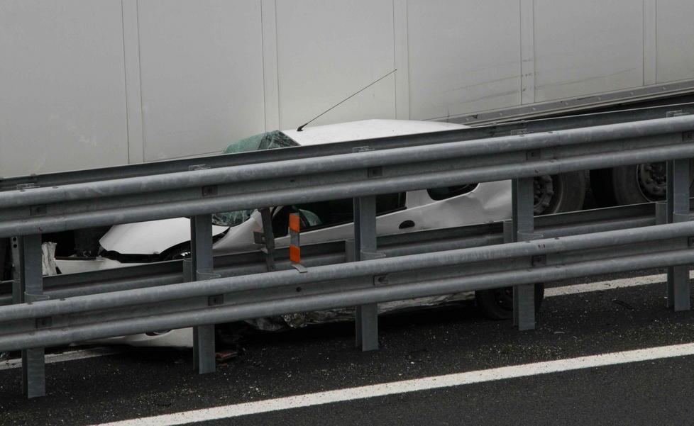 Schianto Tir-auto al casello Versilia 