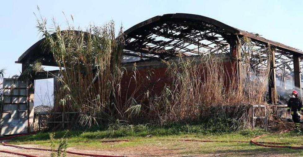 Fienile, il giorno decisivo per spegnere le fiamme 