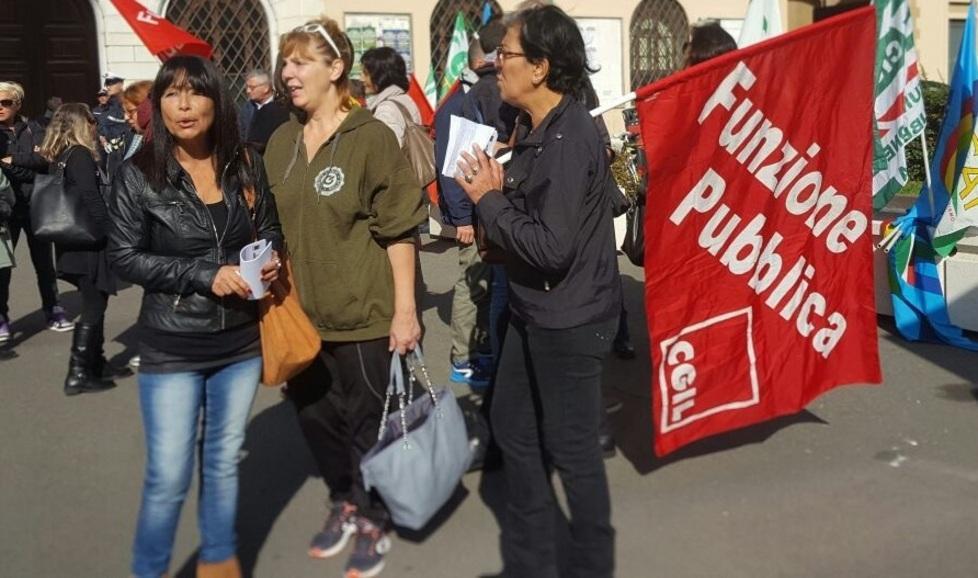 Case famiglia, protesta dei lavoratori davanti al Comune