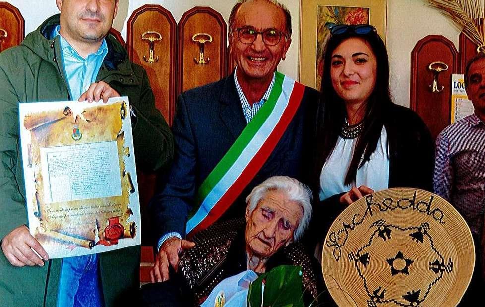 Festeggiati i cento anni di “tia” Salvatorica Renga