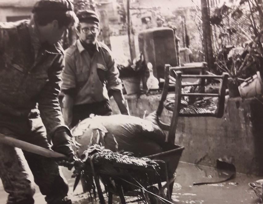 I giovani sassaresi è l'alluvione di 50 anni fa: «Abbiamo lottato nel fango di Firenze» 