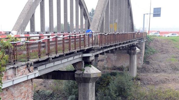 «Ponte di Bomporto: se transitano camion è il più pericoloso»