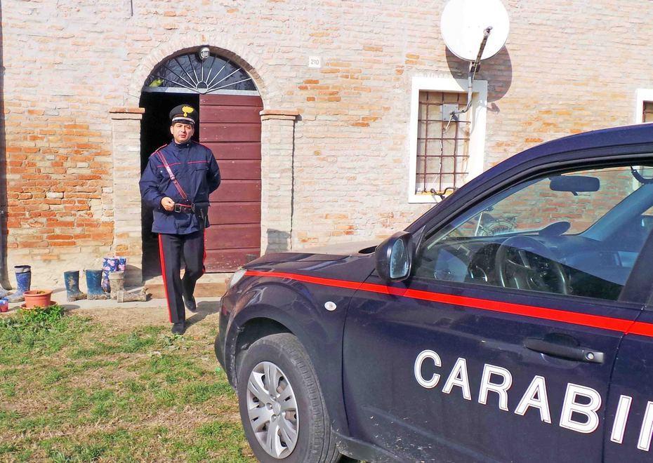 Rubano in casa soldi e cellulari 