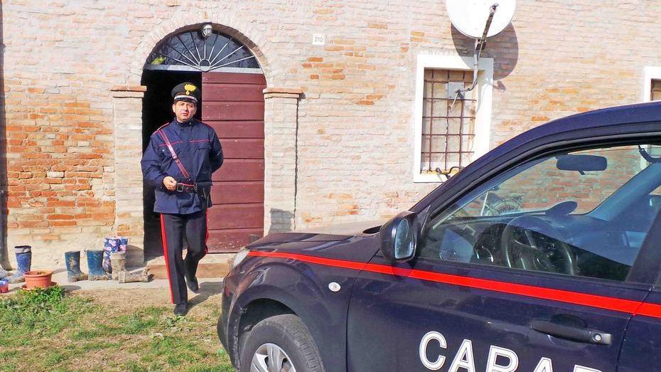 Rubano in casa soldi e cellulari