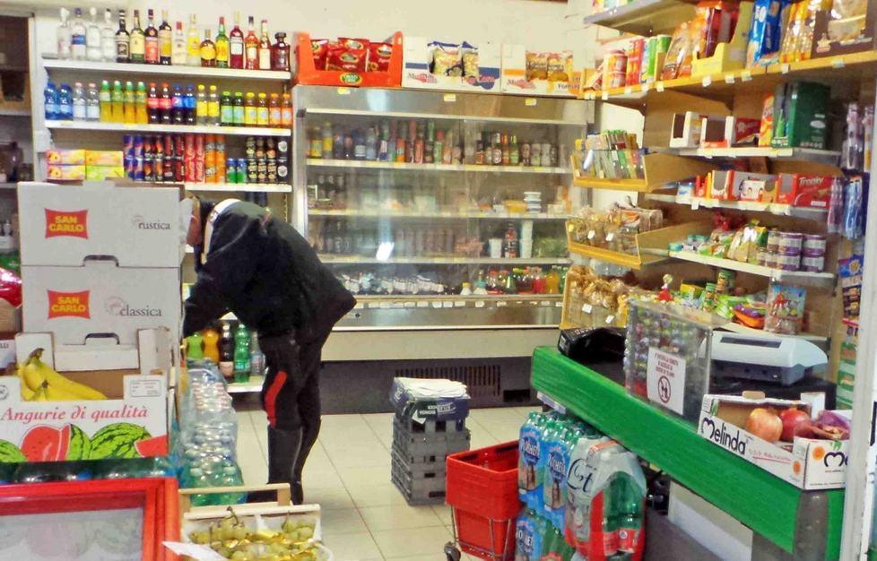 Continuano le spaccate contro i negozi 