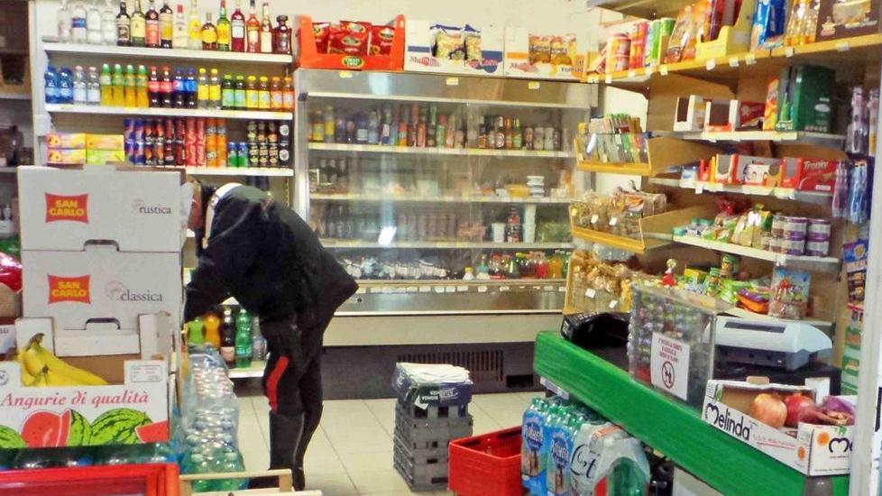 Continuano le spaccate contro i negozi