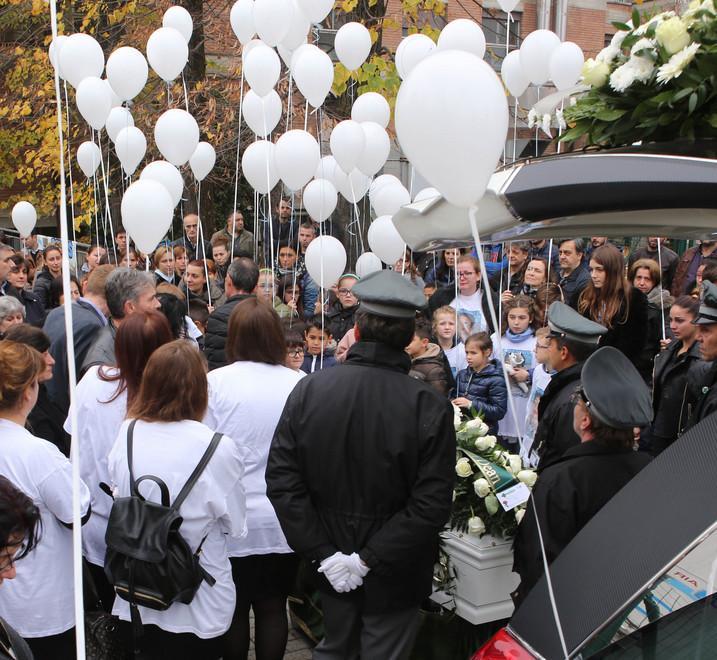 Palloncini bianchi liberati in cielo per l’addio a Dennis 