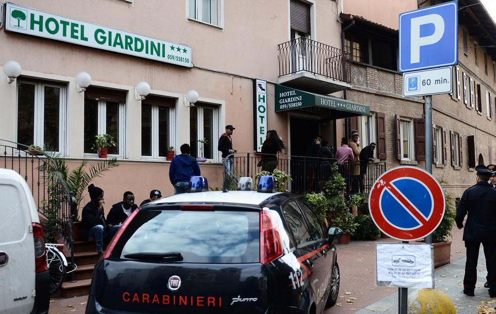 Formigine: hotel Giardini, protesta di 70 profughi 