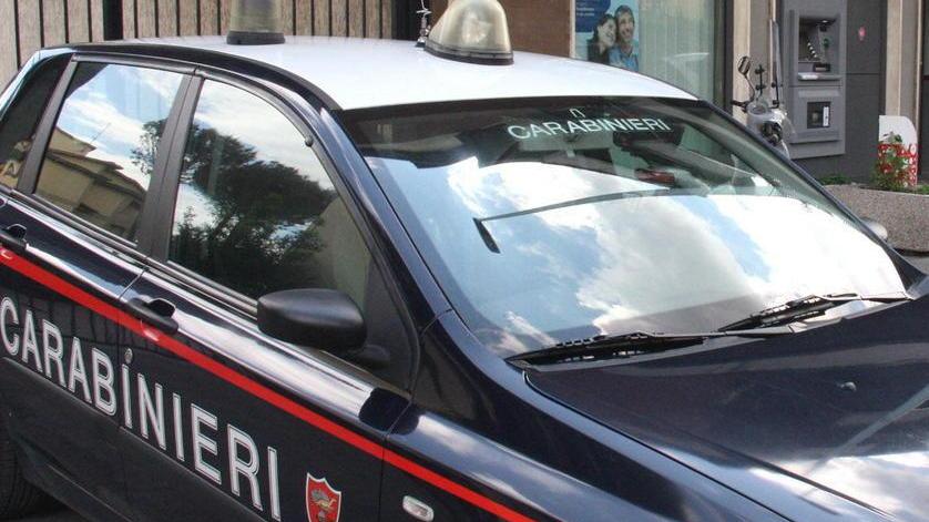 Rubano oltre 20mila euro di gioielli e una Bmw