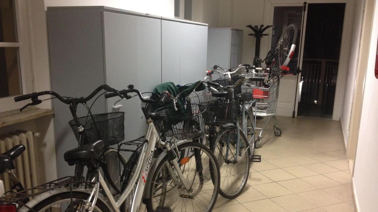Le bici sequestrate ai venditori abusivi di alcol