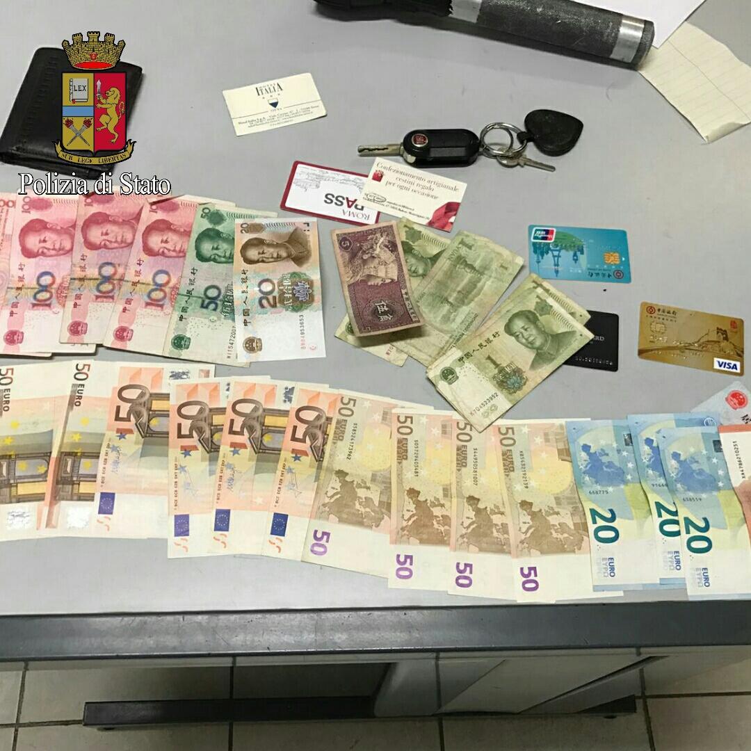 Il denaro recuperato dalla polizia