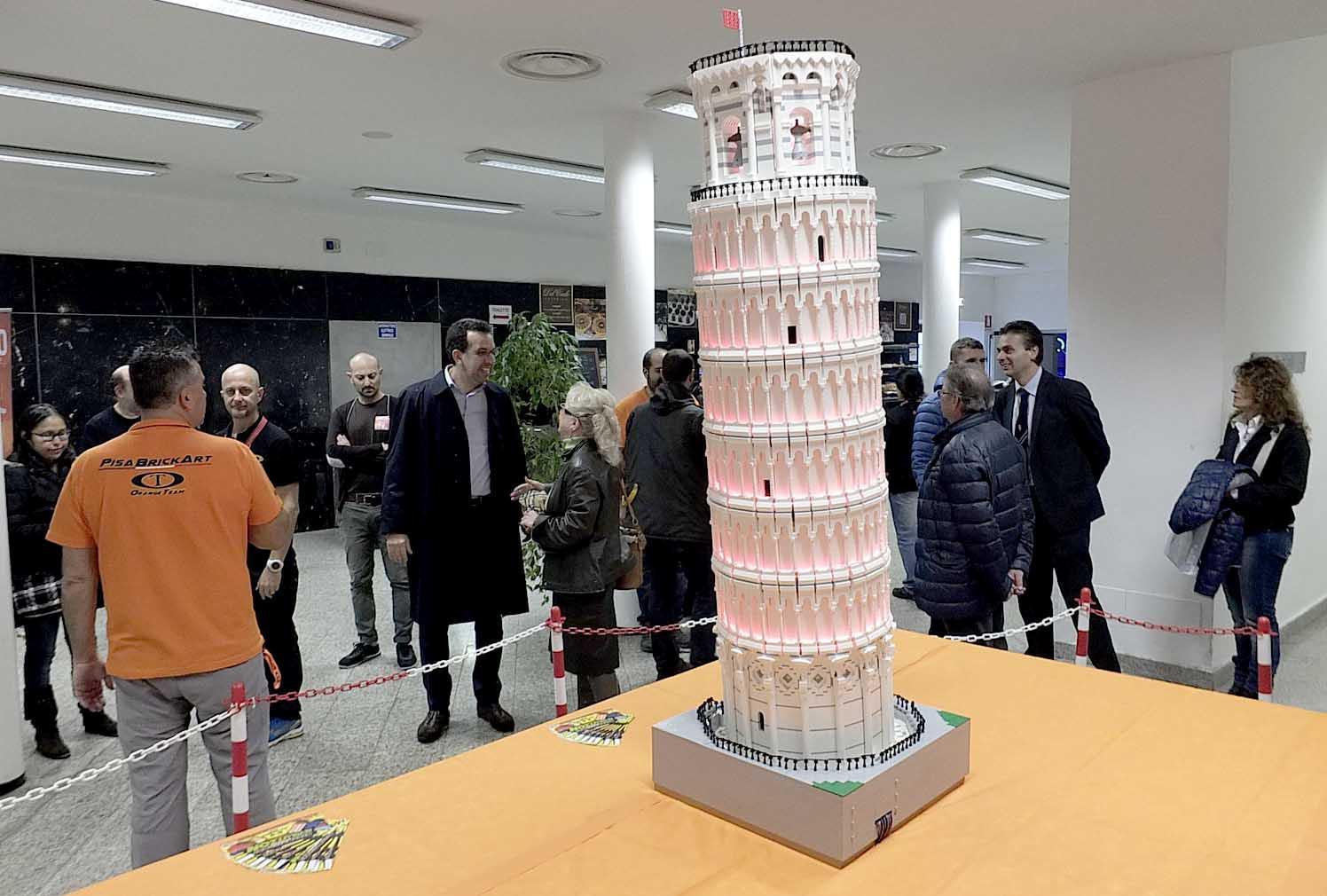 Al Brick Art di Pisa torre pendente Lego alta 2 metri
