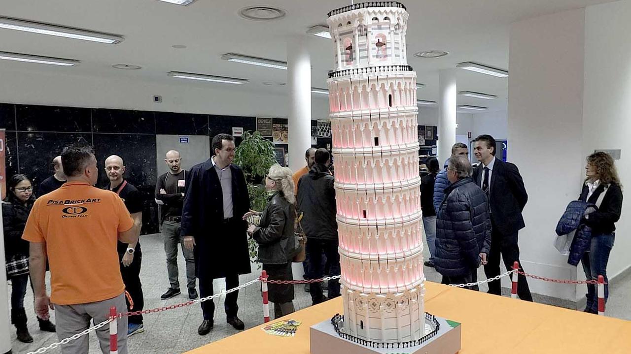 Al Brick Art di Pisa torre pendente Lego alta 2 metri