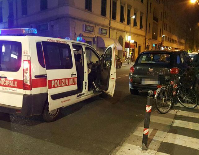 Sosta selvaggia, 47 multe e tanti i furbetti dell'aperitivo sanzionati in via Marradi