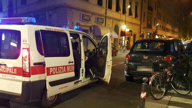 Sosta selvaggia, 47 multe e tanti i furbetti dell'aperitivo sanzionati in via Marradi