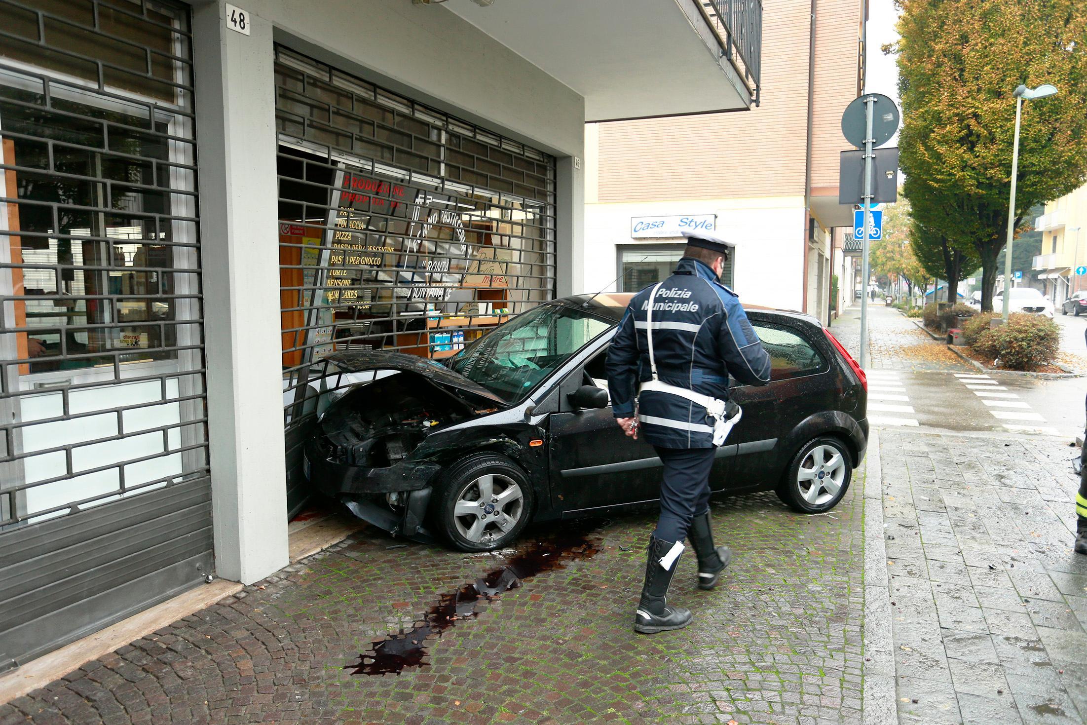 La Ford Fiesta contro la vetrina della pasticceria