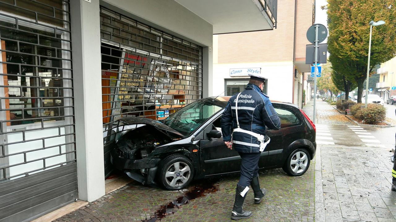 La Ford Fiesta contro la vetrina della pasticceria