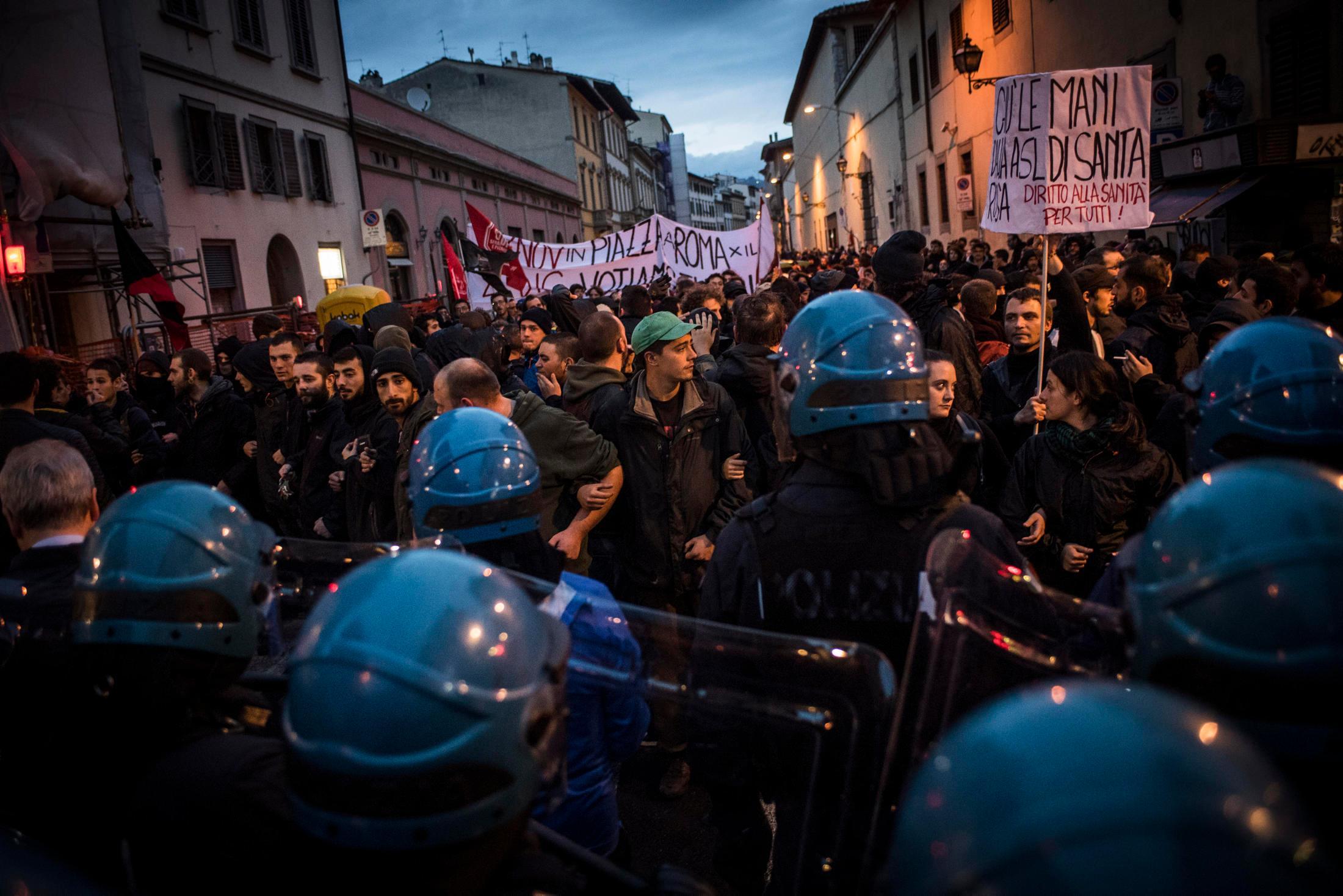 Le proteste a Firenze durante lo svolgimento della Leopolda 2016 (foto AGF/Alessandro Serrano)