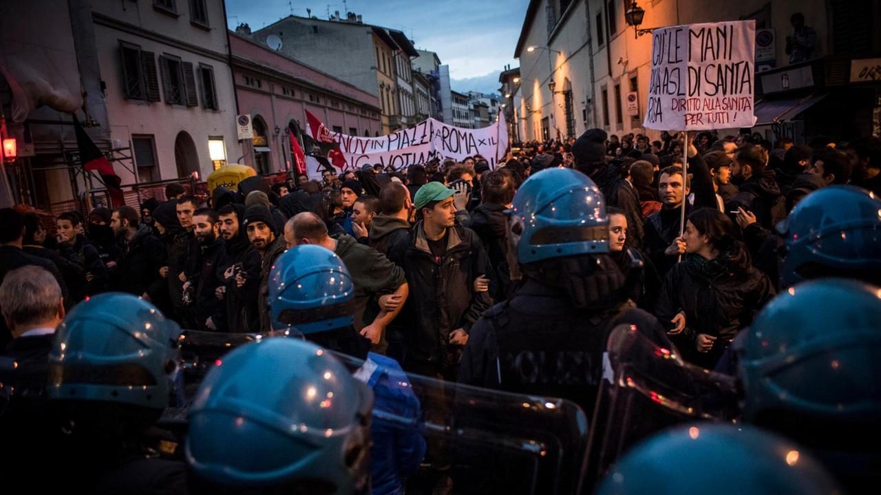 Le proteste a Firenze durante lo svolgimento della Leopolda 2016 (foto AGF/Alessandro Serrano)