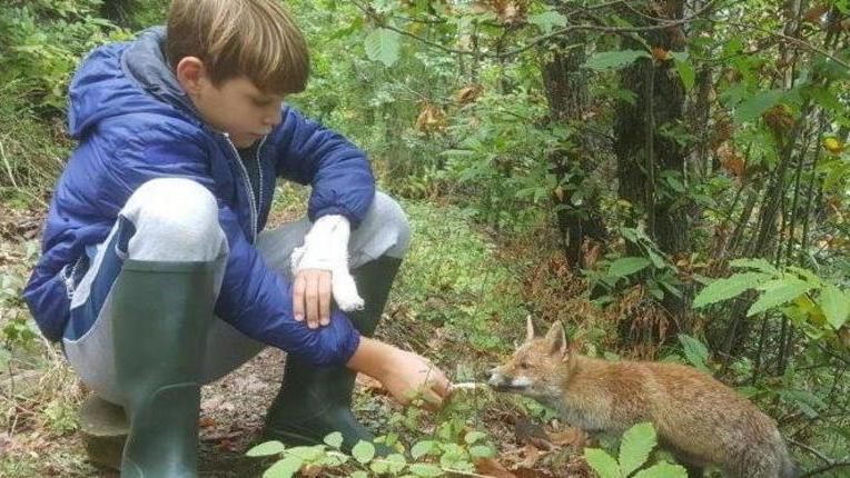 Il piccolino Giacomino divenuto celebre a fine ottobre per la sua speciale amicizia con una volpina dei boschi di Fosdinovo