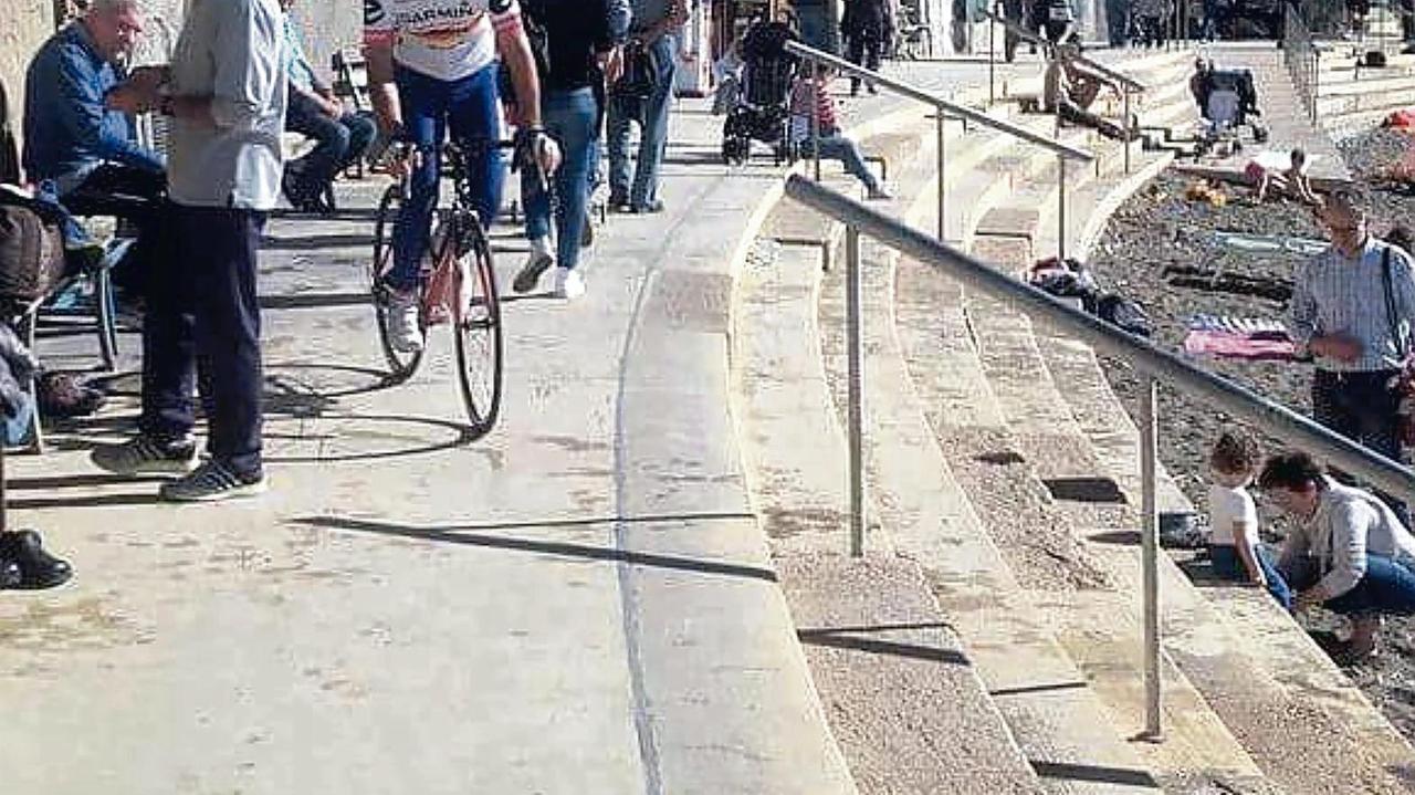 La difficile convivenza sul lungomare tra pedoni e ciclisti
