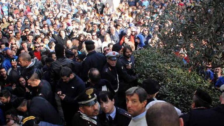 Il sindaco e la folla sotto il Comune nei giorni successivi all'alluvione del 5 novembre 2014