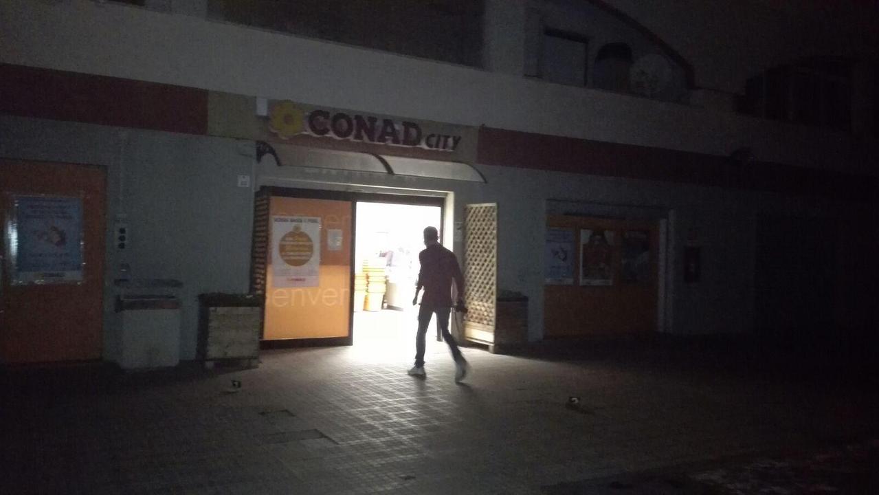 Alghero, rapina al supermercato Conad di via De Gasperi