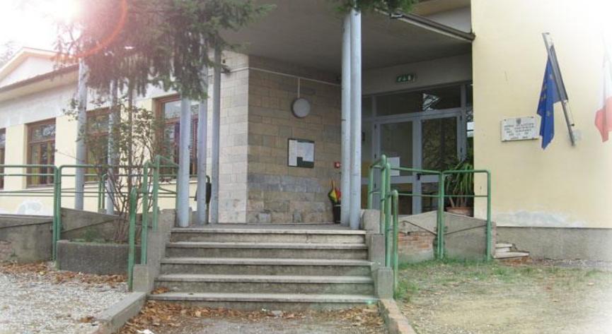 L'ingresso della scuola di San Michele di Moriano