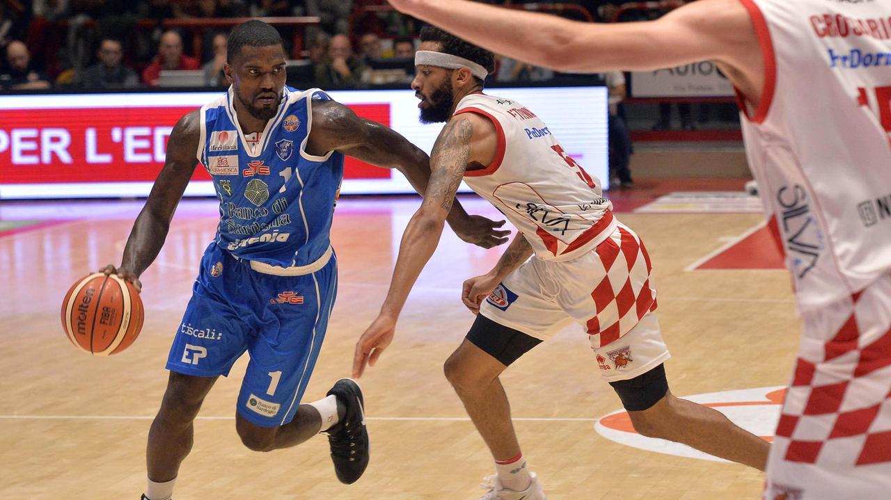 La Dinamo vince anche in trasferta, battuta Pistoia di un punto: 68-69