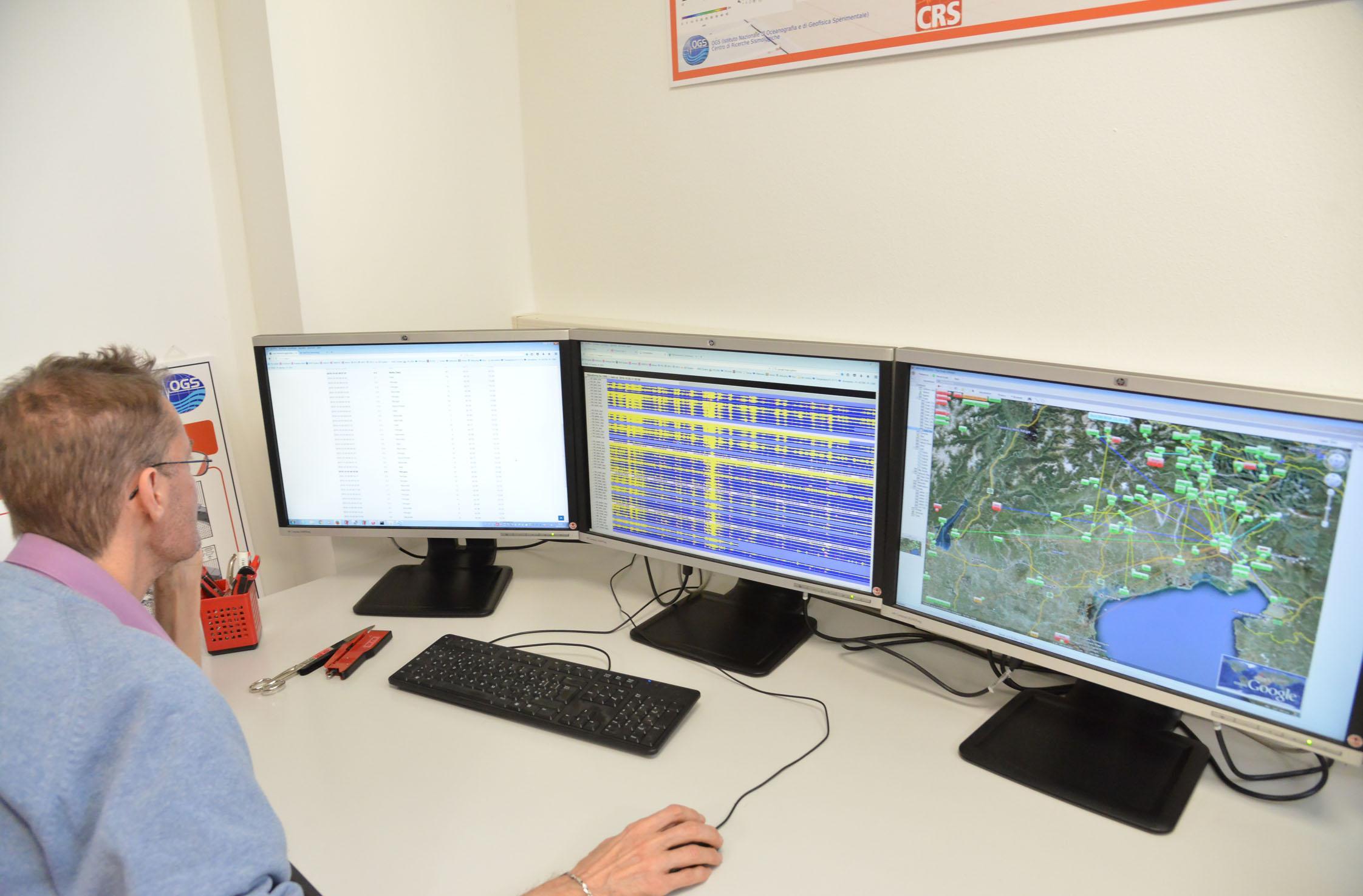 Un operatore analizza i dati sismici