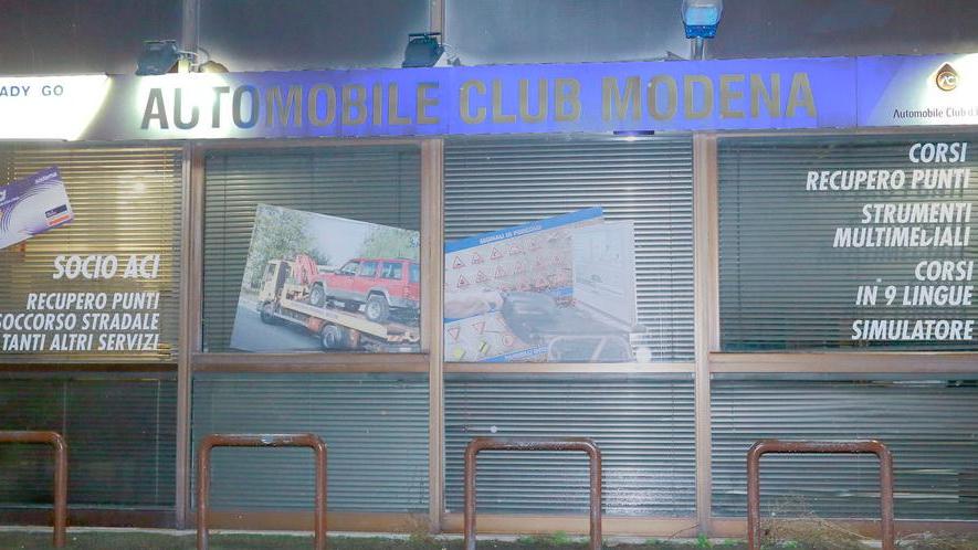 Rubano a Modena 85 targhe di auto e ciclomotori