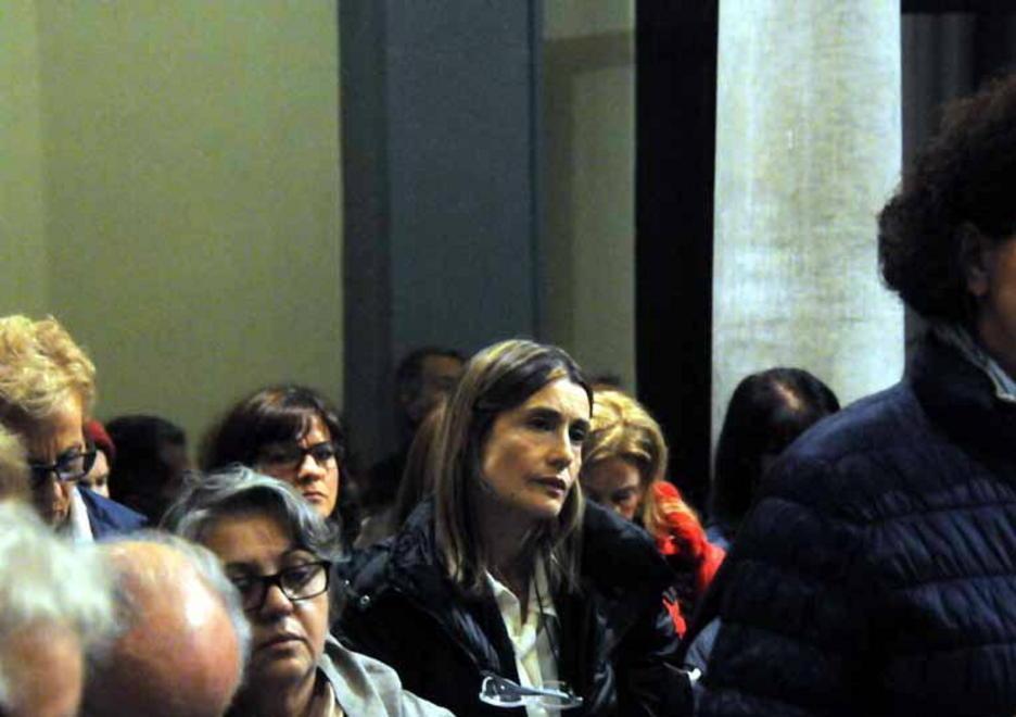 Claudia Koll tra i fedeli attraversa la Porta santa