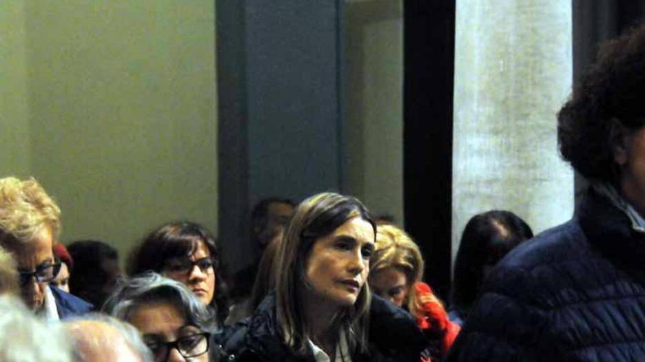 Claudia Koll tra i fedeli attraversa la Porta santa
