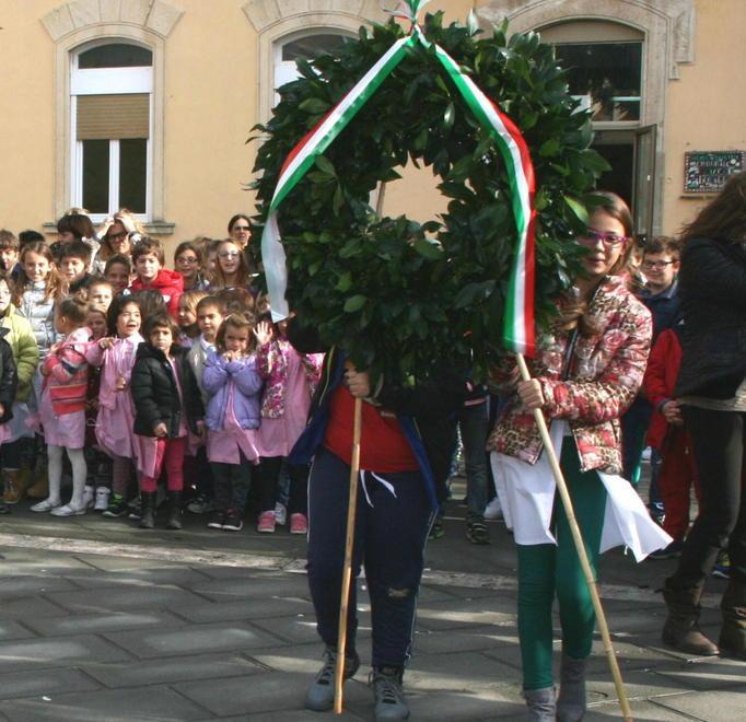 Palloncini tricolori per il 4 novembre con gli studenti