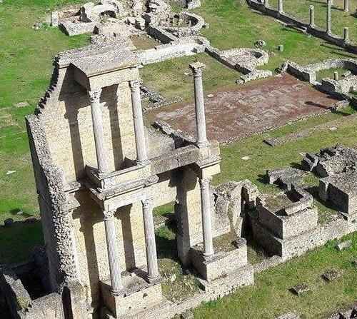 Vandali al teatro romano: lanciati due grossi vasi 