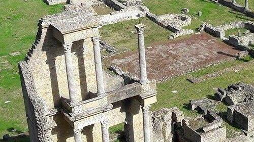 Vandali al teatro romano: lanciati due grossi vasi