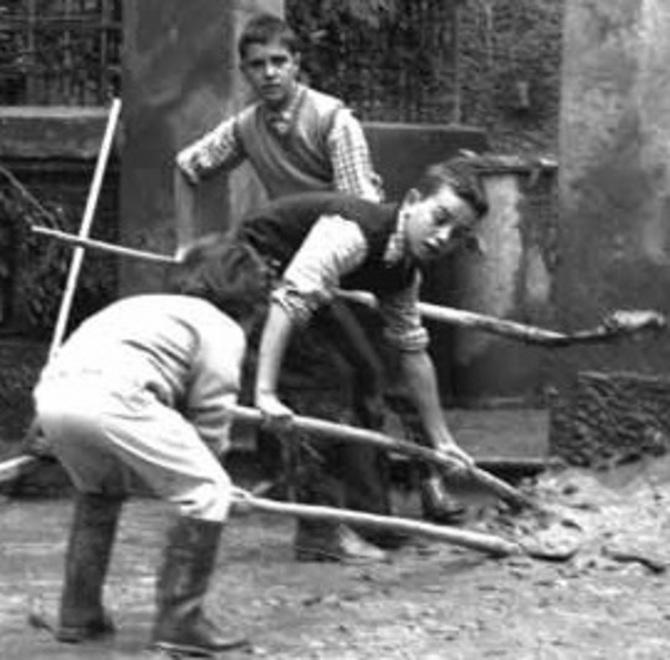 I fratelli Orlandini, tre ragazzi meravigliosi Spalavano via il fango davanti al cancello