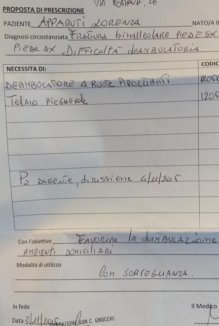 Le negano il deambulatore nonostante le caviglie rotte