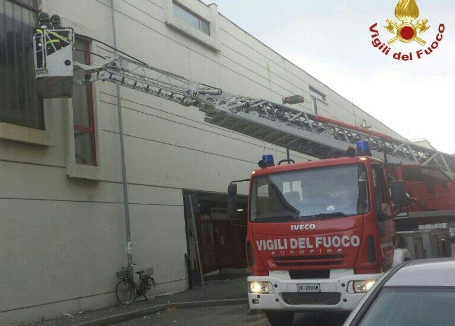 Finestra pericolante al liceo Enriques