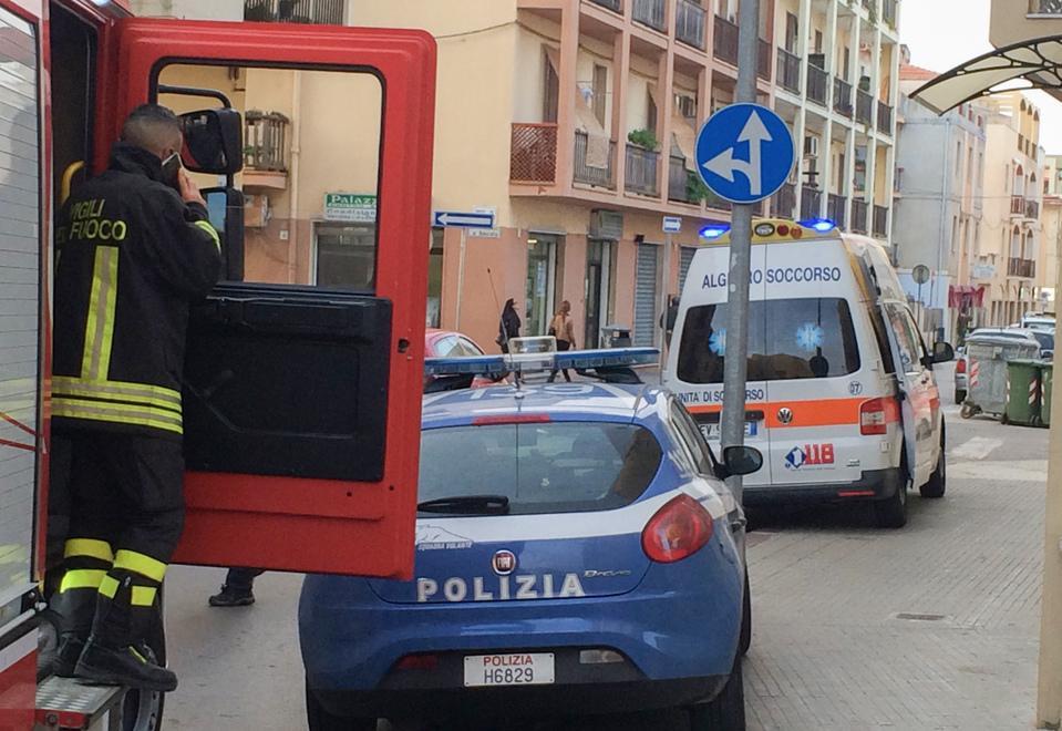 Apre la bombola: «Mi faccio esplodere» 