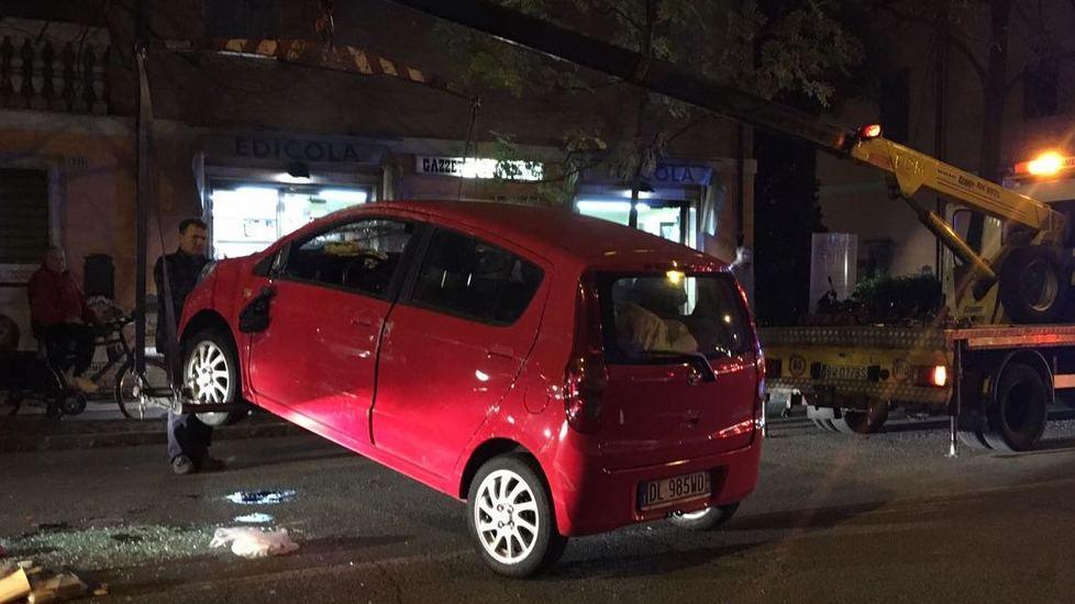 Auto si ribalta in viale Buon Pastore
