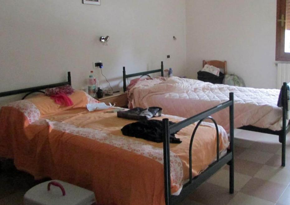In fila per un pasto lasciato dai ragazzi nelle mense a scuola 