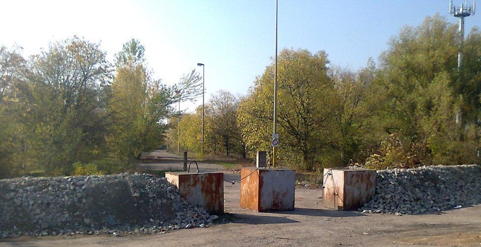 Un argine in pietra ora costruito per impedire l’accesso alla ditta