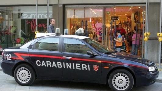 Oviesse, pugni in faccia per una camicia