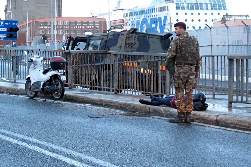 Scivola con lo scooter sul ponte S.Trinita e cade 