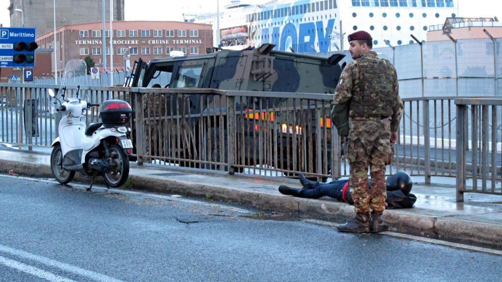 Scivola con lo scooter sul ponte S.Trinita e cade
