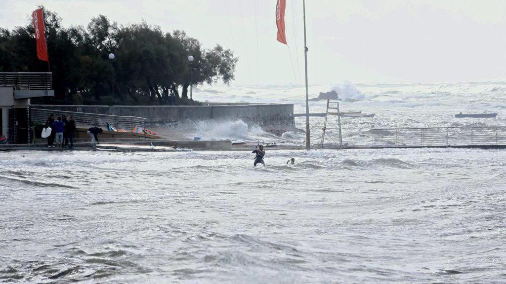 Mareggiate e raffiche di vento a 70 chilometri orari. E ai Tre Ponti impazzano i surfisti - Le foto