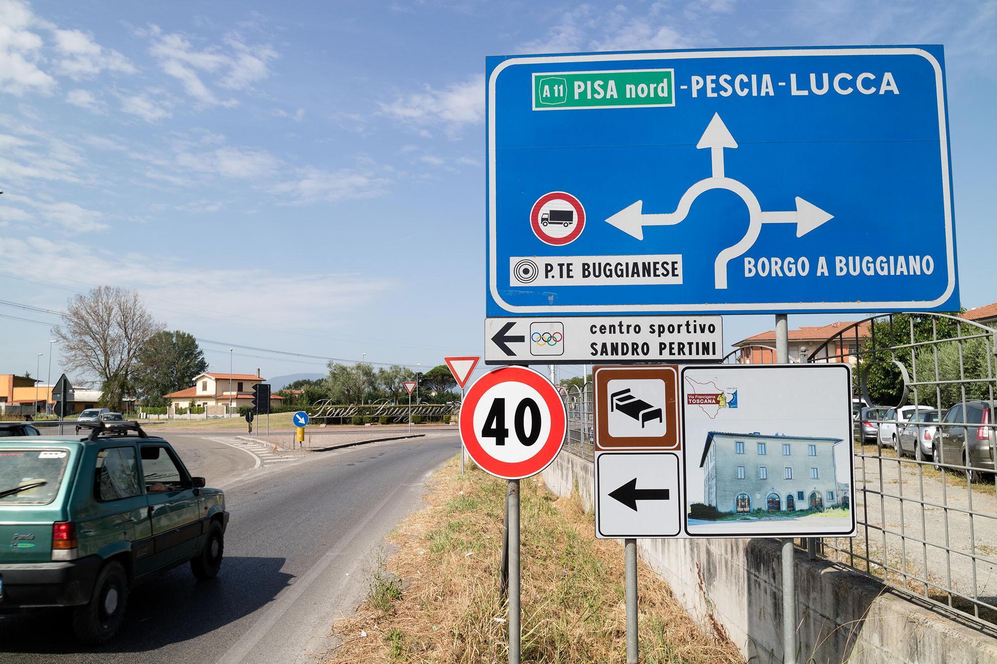 La via Camporcioni con il limite di 40 km all’ora (foto Nucci)