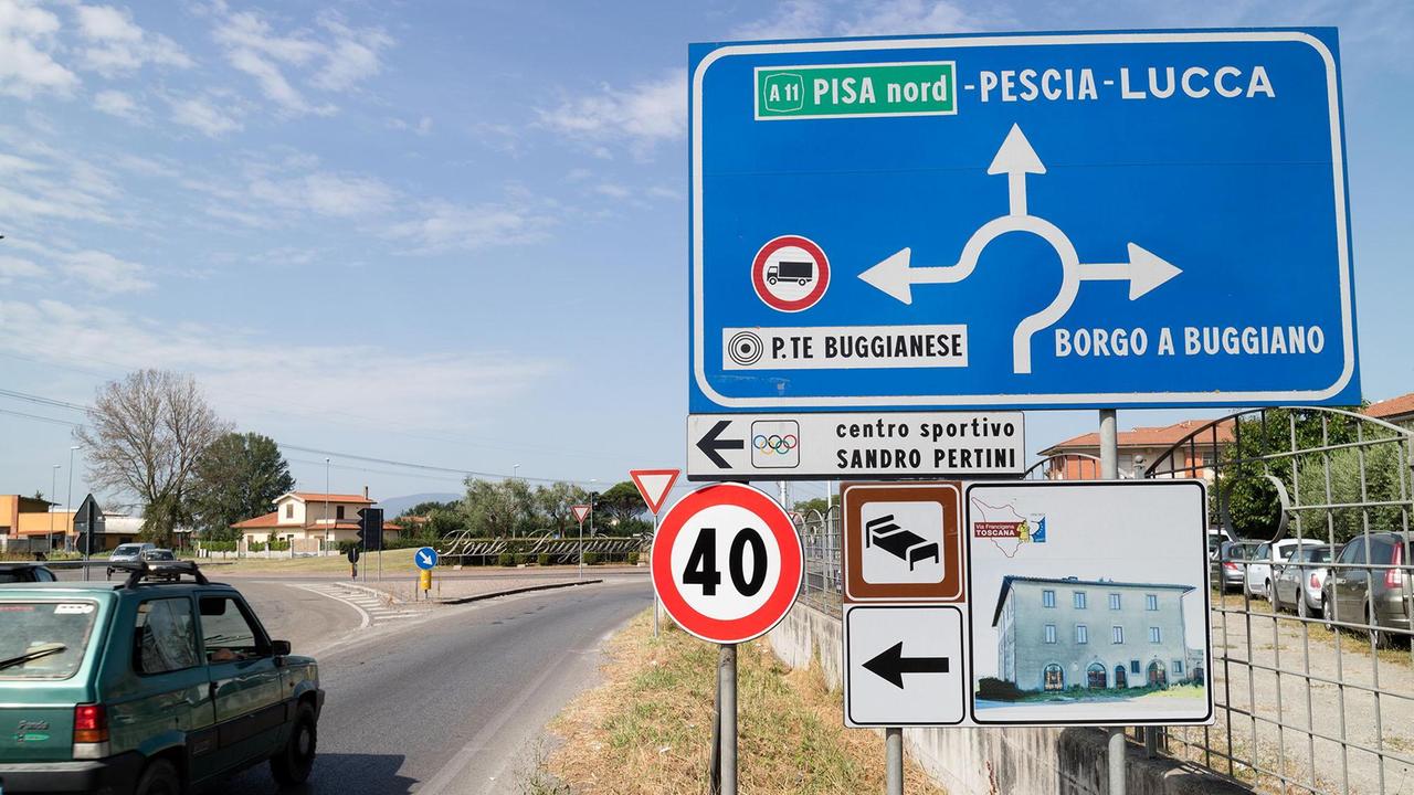 La via Camporcioni con il limite di 40 km all’ora (foto Nucci)