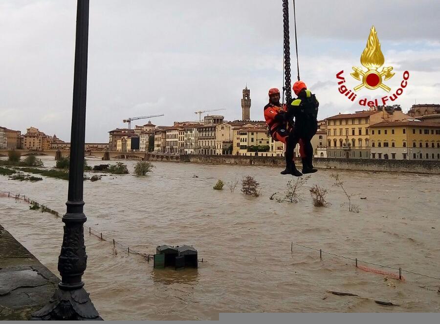 L'Arno a Firenze e l'intervento dei vigili del fuoco